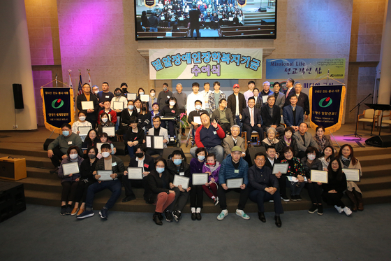 지난 16일 2023년도 밀알장애인장학복지기금을 받은 장학생들이 기념촬영을 하고 있다. [남가주밀알선교단 제공]