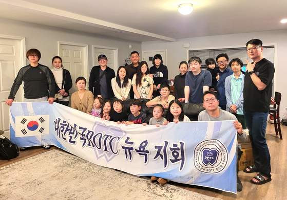 대한민국 ROTC 대뉴욕문무회(회장 엄영현)는 지난 14일부터 3일간 펜실베이니아주 캐맬백 스키 리조트에서 동문과 가족 30여 명이 모여 동문 가족 스키 캠프를 개최했다. ROTC 대뉴욕문무회는 대한민국 ROTC 출신은 누구나 가입할 수 있는데, 오는 10월에는 북미주 ROTC 총연합회를 개최할 예정이다. [대한민국 ROTC 대뉴욕문무회]