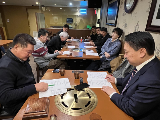18일 퀸즈 플러싱 함지박 식당에서 열린 뉴욕한인회 특별이사회에서 찰스 윤 뉴욕한인회장(오른쪽) 등이 선거관리위원회 구성 등 안건을 처리하고 있다. [사진 뉴욕한인회]