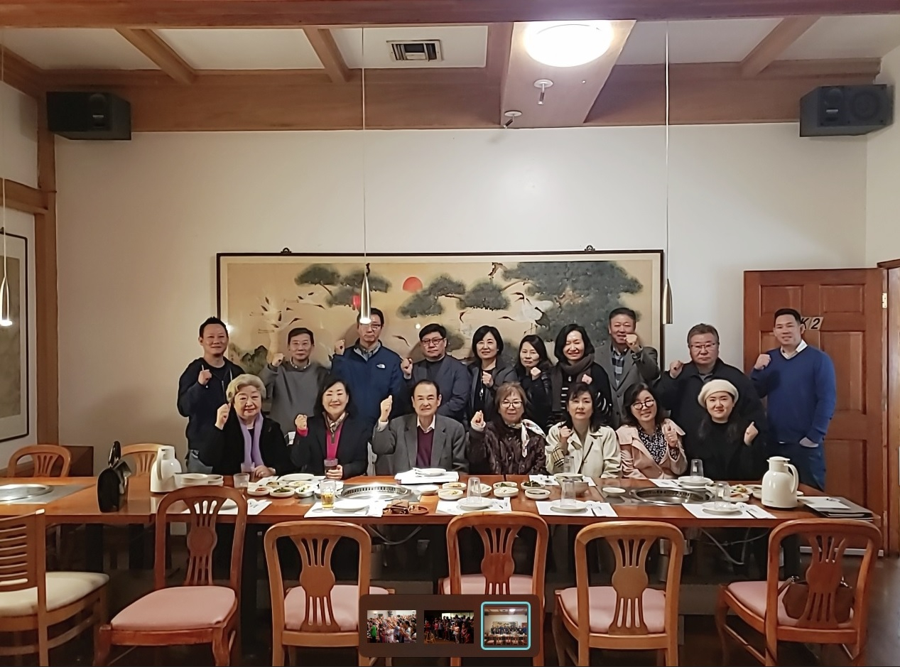 오랫동안 한인사회와 함께해온 종합보험 에이전시 한미보험(대표 한문식)이 장기근속 직원들을 격려하는 자리를 마련했다. 한미보험 측은 지난 16일 LA 강남회관에서 모임을 갖고 5~30년 이상 근속한 직원들에게 감사장과 격려금을 전달했다. 모임 후 한미보험 한문식 대표(앞줄 왼쪽에서 세 번째)와 직원들이 함께 기념촬영을 했다.  [한미보험 제공]