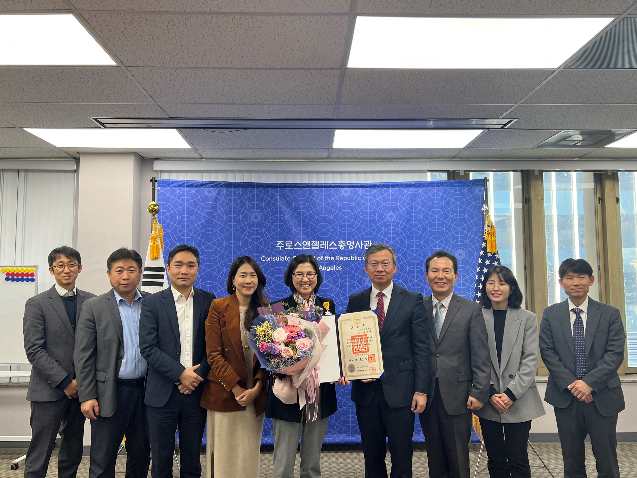 20일 LA총영사관(총영사 김영완)은 ‘2022년 국민 교육발전 유공자 정부 포상’ 전수식을 열었다. 이날 LA통합교육구(LAUSD) 변지애 교장은 30여년간 커뮤니티 교육 및 한인 청소년 정체성 함양에 기여한 공로를 인정받아 국민포장을 받았다. 한국 정부는 매년 국민 교육발전을 위해 기여한 재외동포 및 외국인을 발굴해 포상하고 있다. 변지애 교장(왼쪽 다섯 번째)이 대통령 포장을 받고 있다.  [LA총영사관 제공]