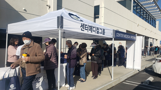  센터메디컬그룹(대표 제이 초이)은 19일 OC 감사한인교회, 20일 LA 새누리교회에서 설날맞이 떡국 떡 나눔 행사를 무사히 마쳤다. 각 행사에는 이른 오전부터 많은 한인 시니어들이 몰려 긴 대기 줄을 보이는 등 뜨거운 호응을 보였다. 문의 (714)980-3532. [센터메디컬그룹 제공]