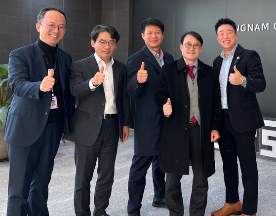  미국 진출 희망 기업 현황 파악을 위해 성남시 관계자들과 함께 성남글로벌 융합센터를 방문한 제임스 고(맨 오른쪽) 풀러턴 시장 보좌관, 제이크 오(한 사람 건너) 경제통상 고문. [풀러턴 시 제공] 