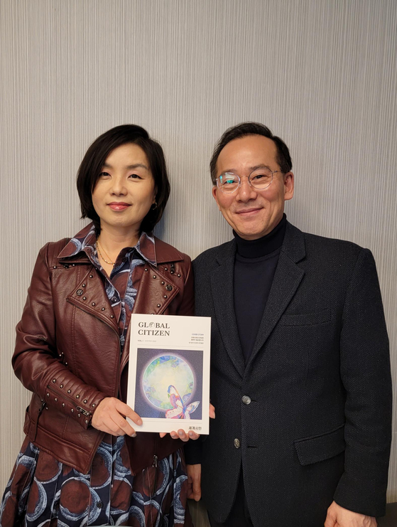 미래희망기구가 다양한 세계 시민들의 이야기를 통해 청년들의 국제 사회 연대감을 높이고자 계간지 ‘세계시민’ 창간호를 출간했다. 계간지는 반기문 전 유엔사무총장의 커버스토리 ‘국제사회의 연대와 협력이 필요합니다’와 함께, 오준 전 유엔 대사, 류은주 글로벌 제약바이오 전문가 등 국제기구 전·현직자들의 인터뷰를 담았다. 왼쪽부터 류은주, 미래희망기구 정진환 이사장. [미래희망기구]