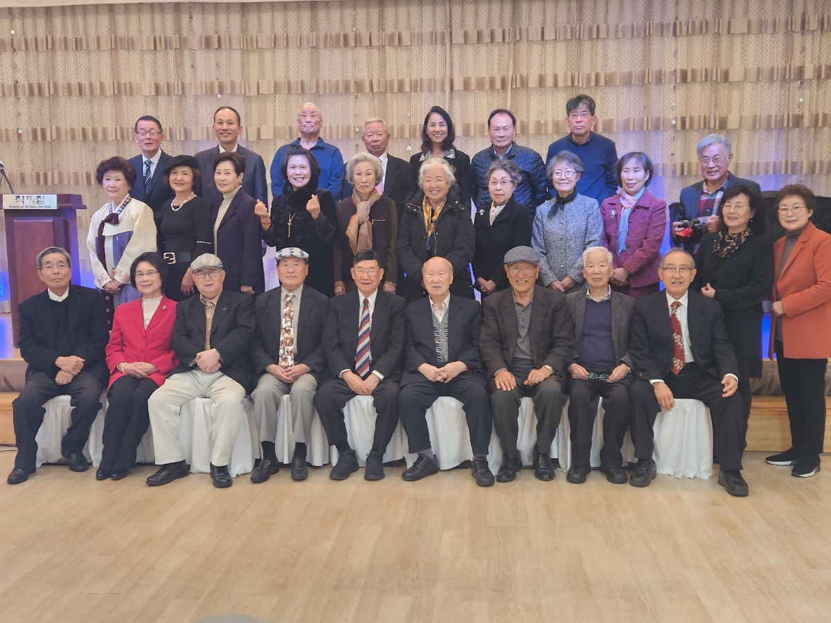 서울대 사범대 동창회(회장 김희경)는 지난 21일 작가의 집에서 40여명의 동문 및 가족이 참석한 가운데 2023년 신년하례식을 진행했다. 동창회 회원들이 기념사진을 찍고 있다.  [서울대 사범대 동창회 제공]