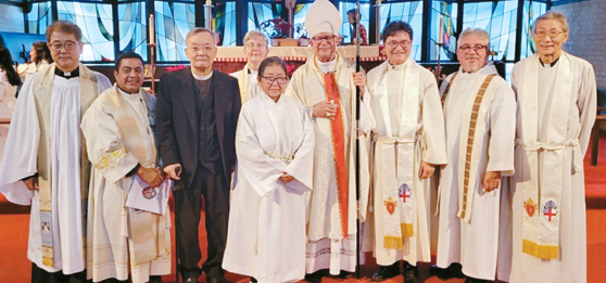 지난 22일 가든그로브 지역 세인트 앤셈 성공회 교회에서 이문연 신부(오른쪽 세 번째)의 관할 사제 취임식이 진행됐다. [세인트 앤셈 성공회 교회 제공]