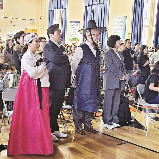 한복을 입고 음력 설 행사에 참석한 마크 진너 테너플라이 시장(가운데). [사진 테너플라이 KPA]