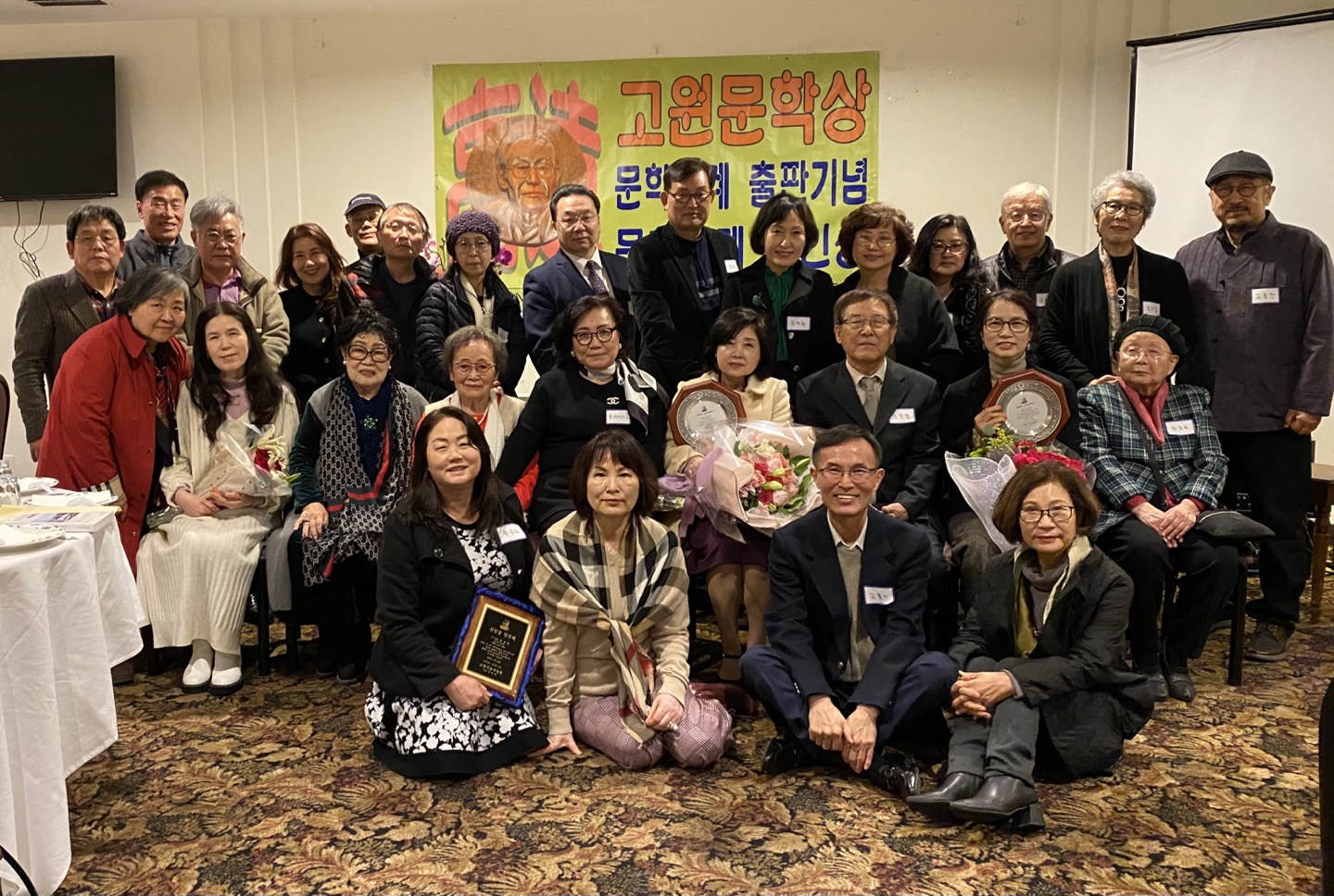 고원기념사업회(회장 정찬열)는 지난 18일 LA 용궁 식당에서 제11회 고원문학상 시상식과 문학세계 출판기념식을 가졌다. 이번 고원문학상은 안경라 작가와 박경숙 작가가 수상했고, 신인상은 시 부문에 에스터 유·황정희 시인, 수필 부문에 박종진 작가가 수상했다.  [고원기념사업회 제공]