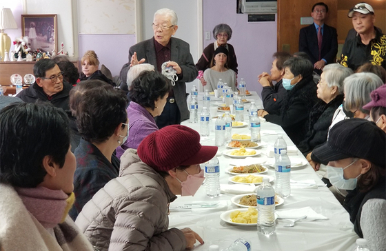 콜로라도 주 한국 노인회가 구정을 맞아 지난 21일 지역 어르신들을 모시고 떡국잔치를 열었다. 