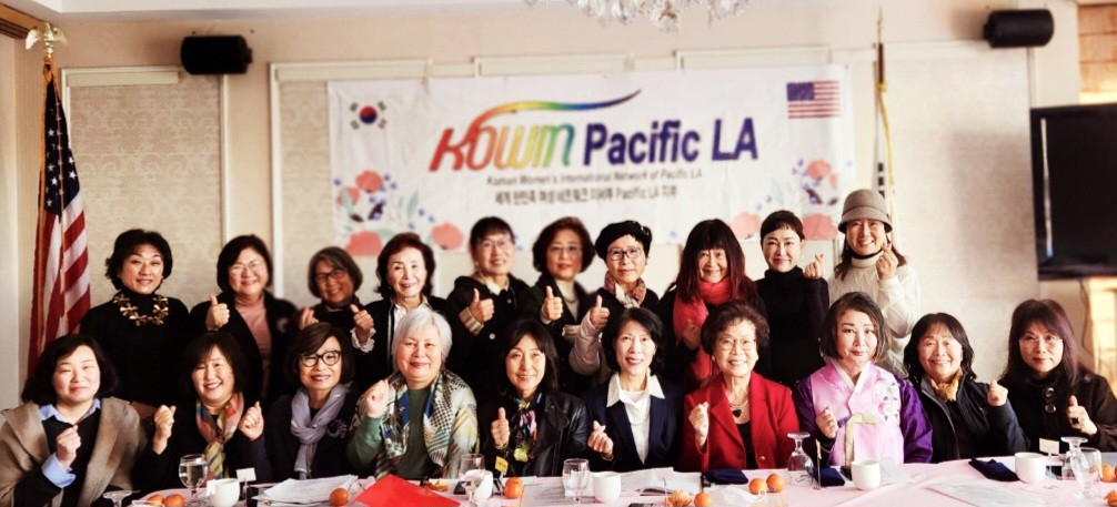 세계한민족여성네트워크(KOWIN) 퍼시픽LA(회장 정정숙)는 지난 23일 JJ그랜드호텔에서 월례회 및 신년 하례식을 진행했다. 이날 회원들은 장학금 모금을 위해 3월에 바자를 진행하는 안건을 승인했다. 이어 2부에는 ‘2023년 세법 동향 및 비영리단체‘라는 주제로 이연희 공인회계사의 특강을 들었다. [KOWIN 퍼시픽LA 제공]