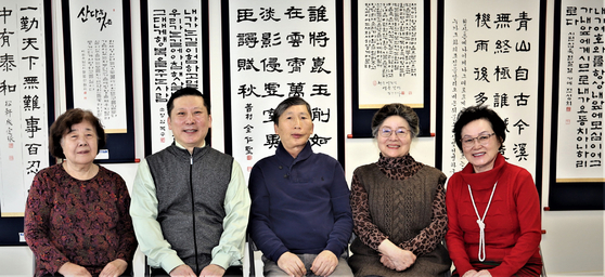 미주한인서화협회는 30일 플러싱에서 제45회 한국문화미술대전 입상자 시상식 및 전시회를 열었다. 입상 작품 앞에서 가예 전성희 회원(추천작가/오른쪽부터), 현운 박원선 전 회장(초대작가), 석촌 김인성 회원(한문 예서, 동상 수상), 송헌 성정민 회장(초대작가), 덕원 김혜숙 부회장(추천작가)이 자리를 함께했다. 입상작품 관람 문의 718-704-7625.  [미주한인서화협회]