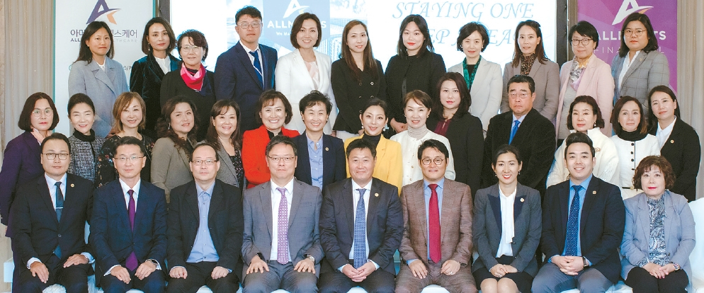 아메리츠파이낸셜(대표 브라이언 이)이 지난달 31일 LA한인타운 내 원 뱅큇홀에서 에이전트들과 주요 금융회사들이 참여한 가운데 2023년 킥오프행사를 개최했다. 이날 진행된 어워드 행사에서는 최고 프로듀서로 조성연 부사장, 어뉴이티 분야에서는 클라우디아 송 매니저, 헬스케어에선 조앤 한 팀장이 선정됐다. 또 필드 부사장으로 애나 김 매니저, 부사장으로 보라 박 매니저가 각각 취임했다.  [아메리츠파이낸셜 제공] 