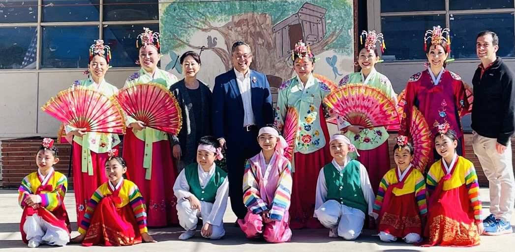  존 이 LA시 12지구 시의원(12지구)은 지난 21일 노스리지파크에서 지역 주민들을 초청한 음력설 행사를 진행했다. 이날 행사에는 유희자 국악무용연구소(대표 유희자)가 초청받아 부채춤, 꼭두각시 공연 등 다양한 한국 전통문화를 선보였다. 공연을 마친 유희자 국악무용연구소 회원들이 존 이 시의원과 기념촬영을 하고 있다. 뒷줄 왼쪽에서 3번째가 유 대표, 4번째가 이 시의원. [유희자 대표 제공] 
