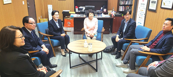 2일 LA한인회관에서 모인 독립 유공단체 단체장들이 삼일절 행사에 대해 논의하고 있다. [LA한인회 제공]