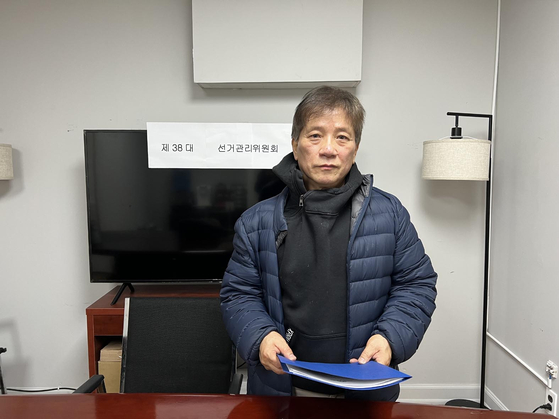 김광석 전 KCS 회장을 대리해 방문한 부용운씨. [사진 뉴욕한인회]