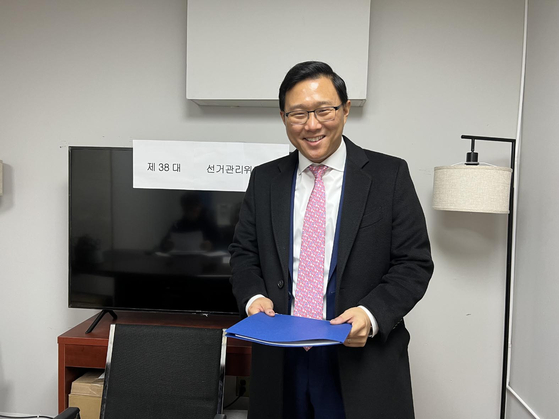 2일 후보자 등록 서류를 받은 진 강 뉴욕한인회 이사(뉴욕한인변호사협회장). [사진 뉴욕한인회]