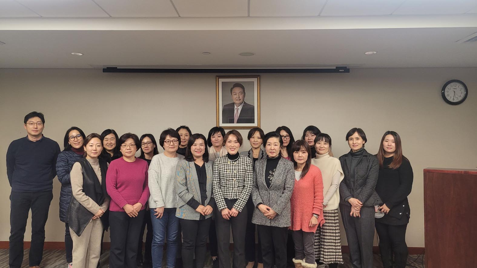 뉴욕한국교육원(원장 이주희)이 지난 4일 뉴욕총영사관에서 미동부 지역(뉴욕·뉴저지·시카고) 정규학교 한국어반 교사를 대상으로 교사 연수를 개최했다. 이날 연수에 참여한 40여 명의 교사 및 한국어교육 관계자들은 한국 교육부와 국제한국어교육재단을 주축으로 2022년 개발·배포된 해외 초·중등학교 한국어 범용교과서의 활용법에 대해 연수를 받았다. [뉴욕한국교육원]