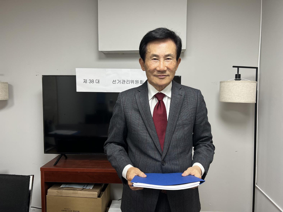 박동주 전 민주평화통일자문회의 뉴욕협의회장이 7일 제38대 뉴욕한인회장 선거 후보자 등록 서류를 수령했다. 제38대 뉴욕한인회장 선거관리위원회에 따르면 입후보자 등록 및 서류 교부는 2월 8일까지며, 심사는 2월 9일부터 15일까지 진행된다. [뉴욕한인회]