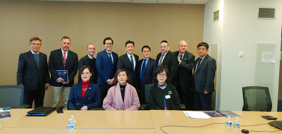 지난 6일 워싱턴DC 상무부를 방문한 미주한인상공회의소총연합회의 2023 세계한상대회 조직위원회 방문단이 국제통상관련 실무 책임자들과 면담한 뒤 기념촬영을 하고 있다. [사진 미주한상총연 2023 세계한상대회 조직위]