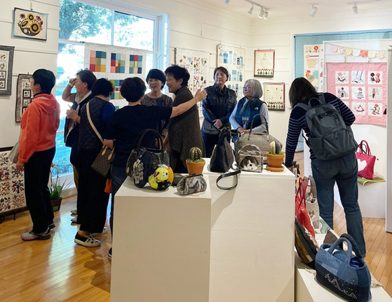 퀼트 강사 명연옥씨가 수강생 12명과 함께 마련한 퀼트 전시회가 지난 11일 막을 내렸다. 명씨 등은 지난 1일부터 위티어의 아트 갤러리에서 벽걸이, 이불, 가방 등 다양한 작품을 전시했다. 관람객들이 작품을 둘러보고 있다. ［명연옥씨 제공］