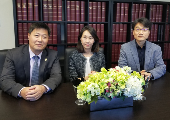 상의 개최 재정 세미나 강사들. 맨 왼쪽부터 켄 최 아메리츠에셋 대표, 오민경 한미은행 가든그로브 지점장, 스테판 이 대표. ［상의 제공］