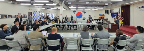오렌지카운티 한인회(회장 조봉남)와 미셸 박 스틸 연방 45지구 하원의원이 14일 가든그로브의 OC한인회관에서 ‘택스 세미나’를 개최했다. 주최 측이 OC한인상공회의소, 공인회계사협회와 함께 마련한 이 세미나에선 IRS 관계자들이 강사를 맡아 올해 세금보고에 필요한 정보를 제공했다. 스틸(연단 앞) 의원이 인사말을 하고 있다. [한인회 제공]