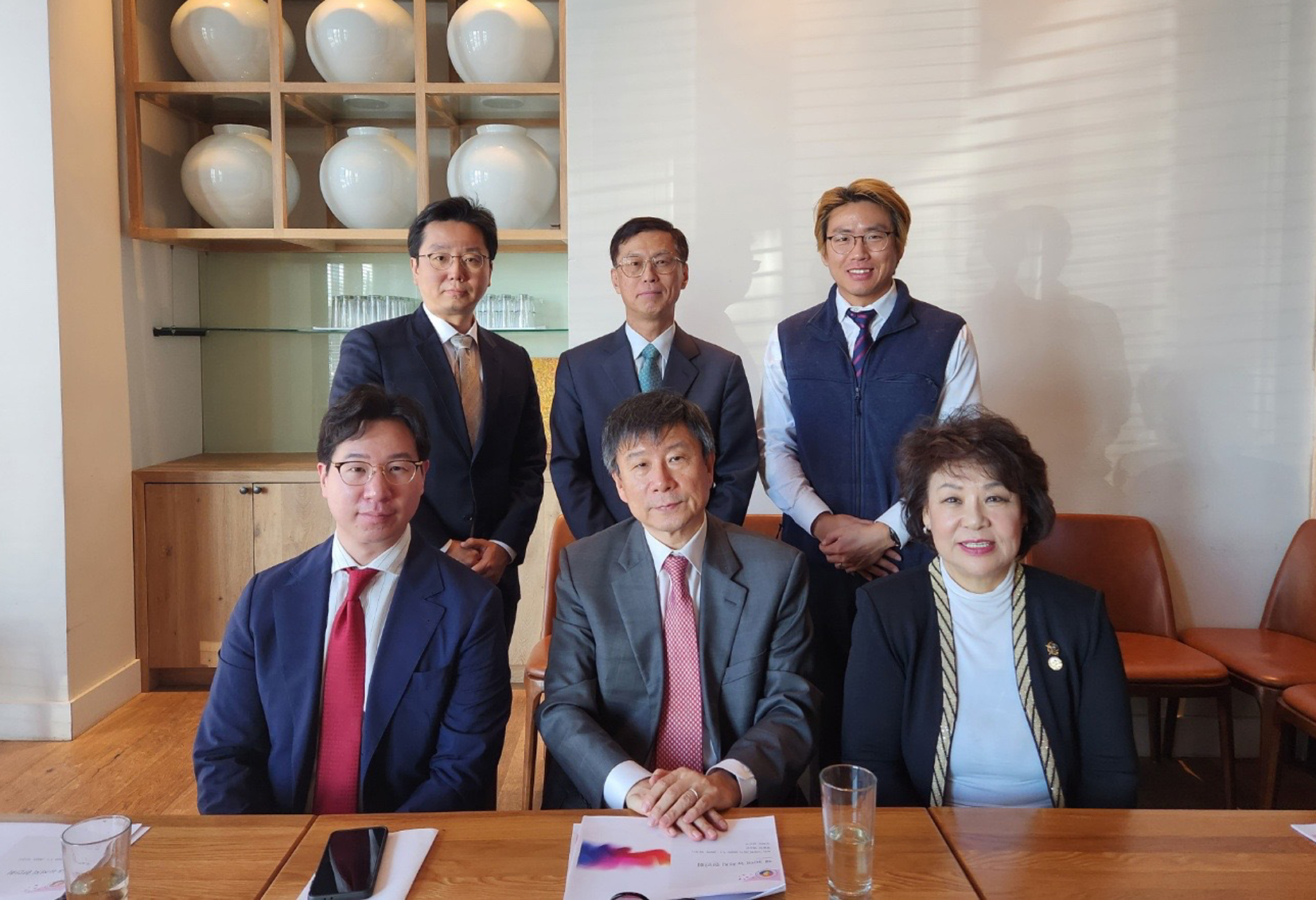 뉴욕총영사관 김의환 총영사(앞줄 가운데)는 15일 뉴저지주 포트리 가연 식당에서 뉴저지한인회 이창헌 회장(앞줄 왼쪽) 등 임원진과 한인사회 발전 방안에 대해 논의했다. 이 자리에는 이충근 영사(뒷줄 왼쪽부터 시계방향으로), 이윤희 이사, 백승민 부회장과 함께 뉴저지한인상록회 차영자 회장이 한인회 이사 자격으로 참석했다 [뉴저지한인회]