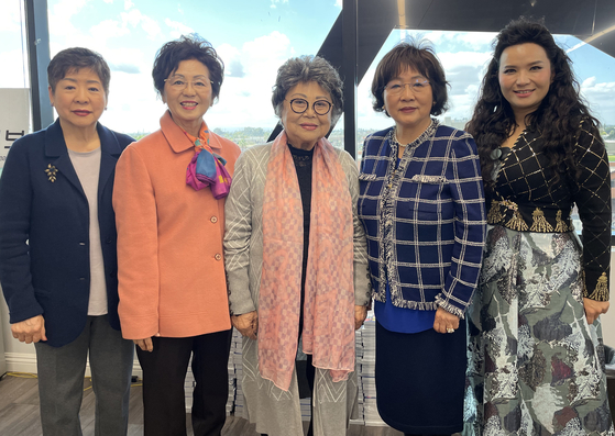 무궁화합창단의 새 임원들. 왼쪽부터 차례로 이혜경 총무, 박성림 단장, 이선환 명예단장, 이귀환 부단장, 지경 지휘자.