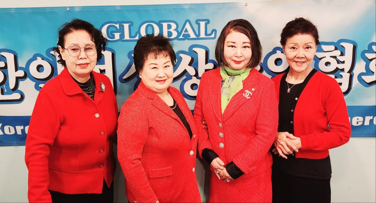 글로벌한인 여성상공인협회(총회장 권명주)는 지난 15일 뉴서울호텔에서 임원 및 이사회를 열고 2023년도 사업계획을 논의했다. 협회는 이날 영세 여성상공인들을 지원하는 도움센터를 운영하기로 의견을 모았으며, 튀르키예 지진으로 피해를 당한 주민들을 돕기로 했다. 회의를 마친 협회 임원들이 기념 촬영을 했다. 왼쪽부터 김샤넬 부회장, 이예향 이사, 권명주 총회장, 김써니 부회장.  [글로벌한인 여성상공인협회 제공]