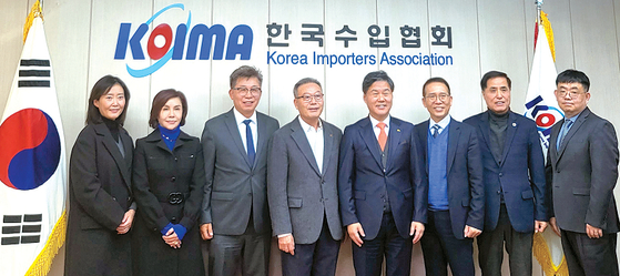 지난 20일 한국수입협회에서 (왼쪽부터) 한상대회 조직위 오혜영 사무총장, 김미경 펀드레이징 위원장, 김현겸 기업유치위원장, 황병구 조직위원장, 김병관 한국수입협회 회장, 한상대회 노상일 본부장, 김옥동 대외협력위원장, 브라이언 김 사무국장이 함께 자리했다. [조직위 제공]