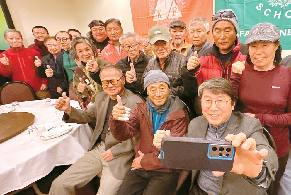 살아 돌아온 한인 산악인 환영식 22일 재미대한산악연맹(회장 오석환)은 LA한인타운 용궁에서 정진택(앞줄 가운데)씨를 초청해 안전한 산행 강연회를 열었다. 정씨는 지난 1월 22일 마운틴 볼디 정상 등반에 나섰다가 길을 잃었고, 실종 58시간 만에 구조됐다. 이날 정씨는 실종 당시 체온유지 등 응급대처 방법 등을 전했다. 산악연맹 회원들이 정씨와 기념촬영을 하고 있다.  김상진 기자 