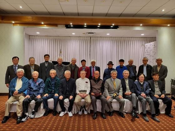서울대학교 법과대학 동문회(회장 김성호 64학번) 2023년도 첫 번째 월례 모임이 21일 한인타운 용수산 식당에서 열렸다. 이날 모임에는 여러 회원들이 참석해 동문간의 우의를 다지면서 즐거운 시간을 보냈다. [서울법대 동문회 제공]