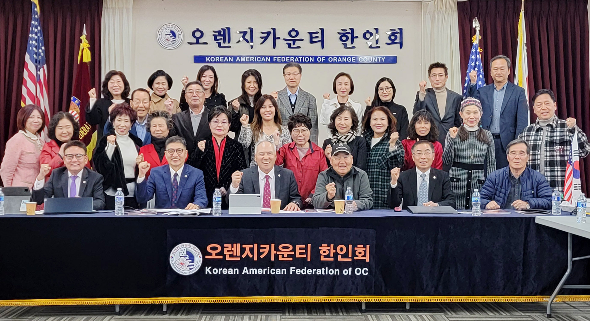 OC한인회 이사회 참석자들이 한자리에 모였다. 맨 앞줄 왼쪽 3번째부터 조봉남 회장, 지사용 이사장. [한인회 제공]