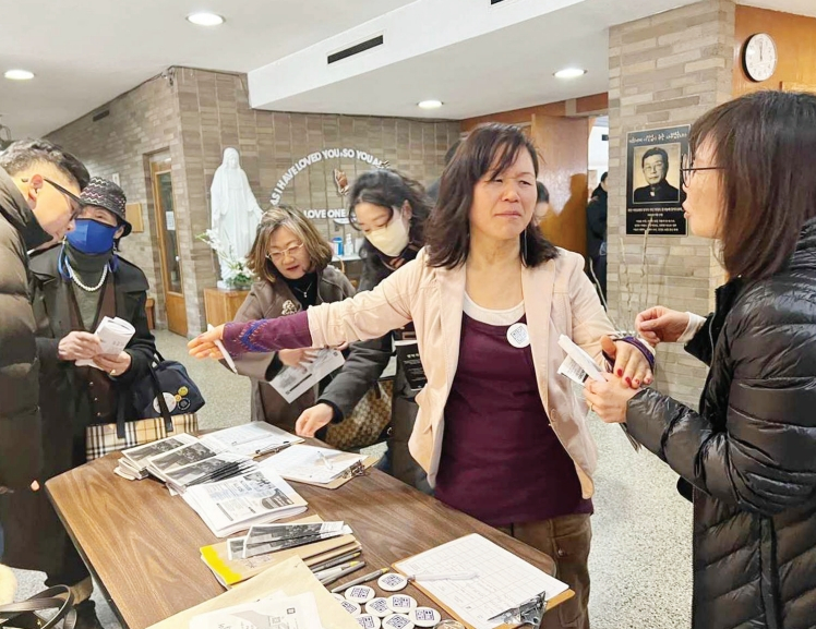 뉴저지 민권센터가 지난달 26일 뉴저지주 메이플우드에 있는 뉴저지한인천주교메이플우드성당(세인트앤드류김성당)을 방문해 활동 소개 및 자원봉사자를 모집했다. 민권센터는 최근 매주 한인 교회와 성당을 방문해 활동 소개 및 자원봉사자 모집 활동을 이어가고 있다.  [민권센터]