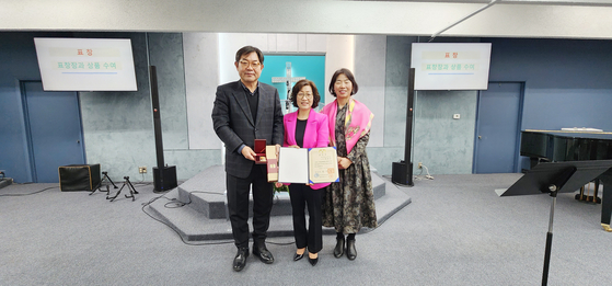 윤상수 총영사, 유미순 회장, 강완희 교윤원장(왼쪽부터)