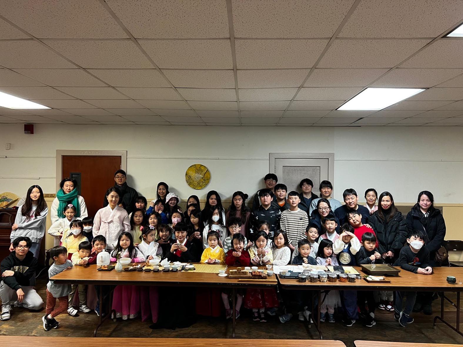 뉴저지주 레오니아에 있는 참지혜한글학교(교장 조제노)가 4일 천세련 작가와 함께하는 다도시연회를 진행했다. 이날 학생들은 전통차에 대한 기본 상식과 의미 등을 배우며 몸가짐을 통해 마음가짐을 바르게 하는 방법을 배웠다. [참지혜한글학교] 