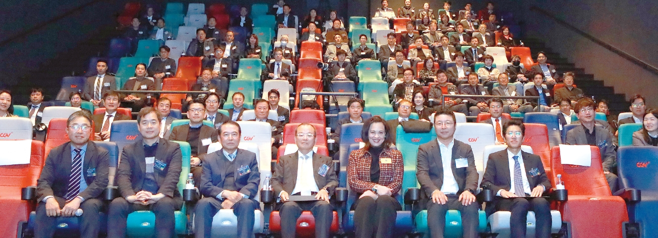 남가주한국기업협회(KITA)의 2023년 총회가 오렌지카운티 부에나파크 소재 CGV에서 지난 3일 열렸다. 코로나19 팬데믹 이후 3년 만에 열린 대면 총회에서 지난해 사업실적 및 회계감사 보고에 이어 28대 회장으로 지난 2년간 협회를 이끈 신현수 회장의 연임이 승인됐다. 드림웍스(Dream Works) 전용덕 감독의 ‘24분의 1초의 미학’이란 주제로 진행된 강의를 협회 관계자들이 경청하고 있다.  [KITA 제공]