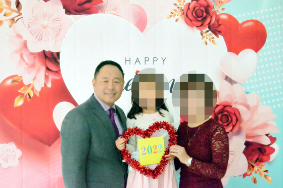 3일 부인과 딸을 살해하고 극단적 선택을 한 조셉 정 전도사가 지난해 촬영한 가족사진. [교회 웹사이트]