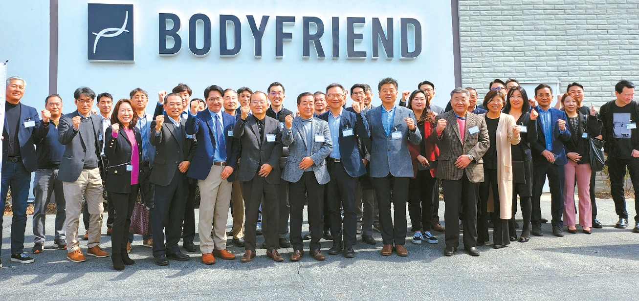 남가주 한국기업협회(KITA·회장 신현수)가 8일 세리토스에 위치한 종합 헬스가전 기업 ‘바디프랜드’ 본사를 방문했다. 바디프랜드는 세계 최초로 ‘로보 워킹기술’이 적용된 헬스케어 로봇을 개발하는 등 첨단기술로 세계에서 유일하게 4년 연속 CES 혁신상을 받았다고 한다. 또한, 가주 5개, 조지아 1개의 직영 쇼룸과 온라인 쇼핑몰을 운영 중이다. 이날 바디프랜드 김창주 법인장(맨 앞줄 왼쪽 5번째)과 신현수 KITA회장(맨 앞줄 왼쪽 6번째) 등 30여명의 협회원과 관계자가 참석했다. 바디프랜드 본사 건물 앞에서 기념촬영을 하고 있다.  [KITA 제공]