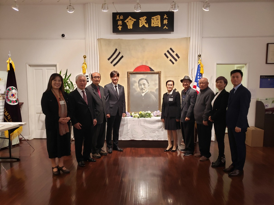 도산 안창호 서거 85주기를 맞아 진행된 합동 추모식에 참석한 한인들이 영정 앞에서 기념 촬영을 하고 있다. [미주도산기념사업회 제공]