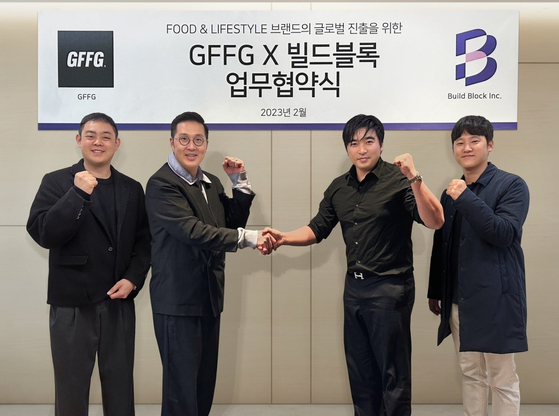 [업무협약식 사진 - 왼쪽부터 순서대로 김기동 CSO(GFFG), 이준범 CEO(GFFG), 정지원 대표(빌드블록), 정윤기 VP(빌드블록)]