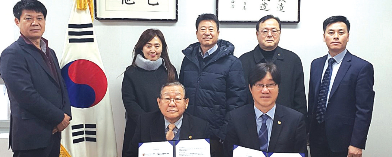 미주도산안창호기념사업회의 곽도원 회장(앞줄 오른쪽)과 한국 도산안창호선생기념사업회의 김재실 회장이 지난달 한국에서 만나 양해각서(MOU)를 체결한 뒤 협약서를 들고 기념 촬영을 하고 있다. [곽도원 회장 제공]