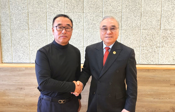 브루클린한인회는 최근 제19대 안경배 회장(왼쪽)이 개인 사정으로 직무수행을 못하게 되어 이사회에서 박상원 이사장(오른쪽)을 제20대 회장으로 선출했다. 안경배 회장은 박상원 신임 회장에게 한인회 발전을 위해 헌신해 줄 것을 당부했다. [브루클린한인회]