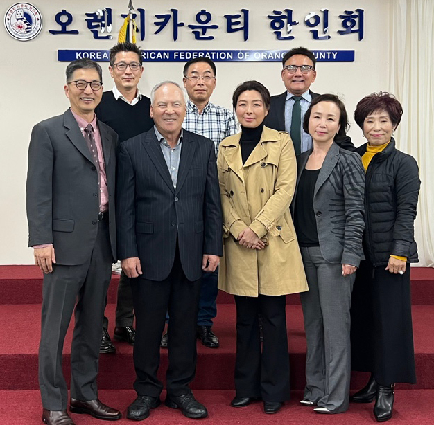 내달 10일 골프대회를 여는 OC한인회 관계자들. 앞줄 왼쪽 2번째가 조봉남 회장. ［한인회 제공］