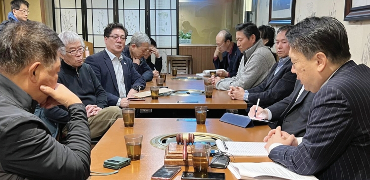 16일 뉴욕한인회가 퀸즈 플러싱 함지박 식당에서 긴급이사회를 가졌다.  [사진 뉴욕한인회]
