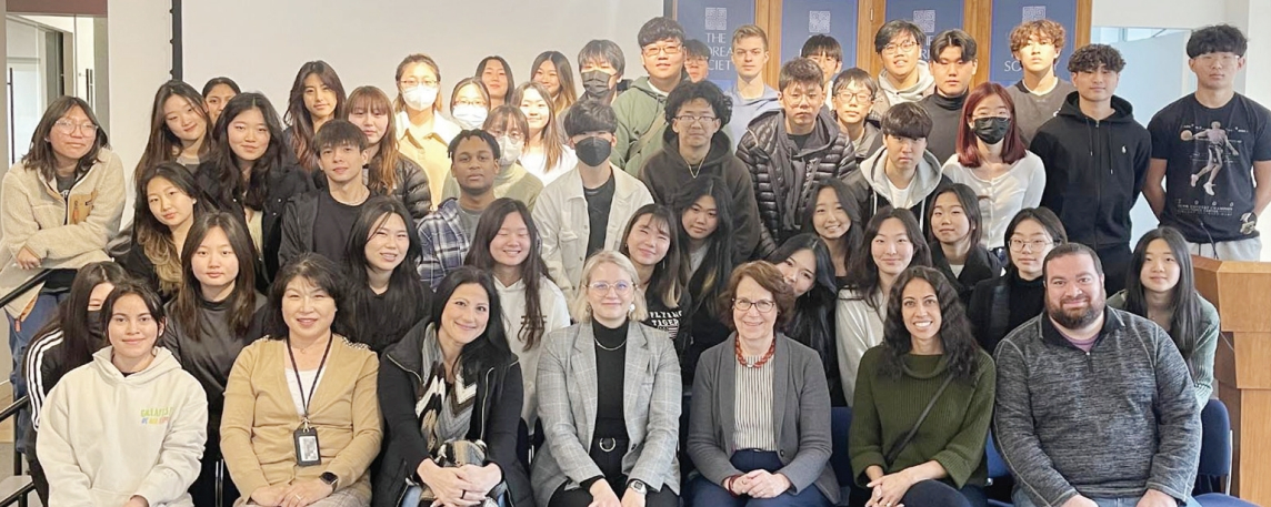 16일 팰리세이즈파크고등학교 한국어 고급반 학생 50명이 코리아소사이어티, 한식당 등을 방문하는 현장 체험학습을 가졌다. 이날 학생들은 한국의 전통 ‘시조’에 대한 워크숍 및 토론, 안성민 화가의 전시회 관람, 맨해튼 K타운에서 한식 체험 등을 했다.  [팰리세이즈파크고등학교 한국어반 황정숙 교사]