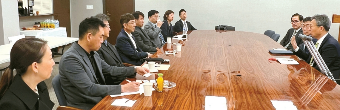 LA총영사관이 지난 16일 경제자문위원들을 초청해 간담회를 개최했다. 변호사, 회계사, 관세사, 기업대표 등 각 분야 전문가 9명은 서부지역에 특화된 실물경제 및 금융 동향을 점검하고 향후 발생 가능한 이슈 및 한인타운 경제에 대한 의견 수렴과 대응방안 등을 논의했다. 김영완 총영사(오른쪽에서 첫 번째)가 총영사관과 각 전문가 간의 정보 교환과 소통을 통해 다양하고 복합적인 경제 위기에 공동 대응할 것을 강조하고 있다.  [LA총영사관 제공]