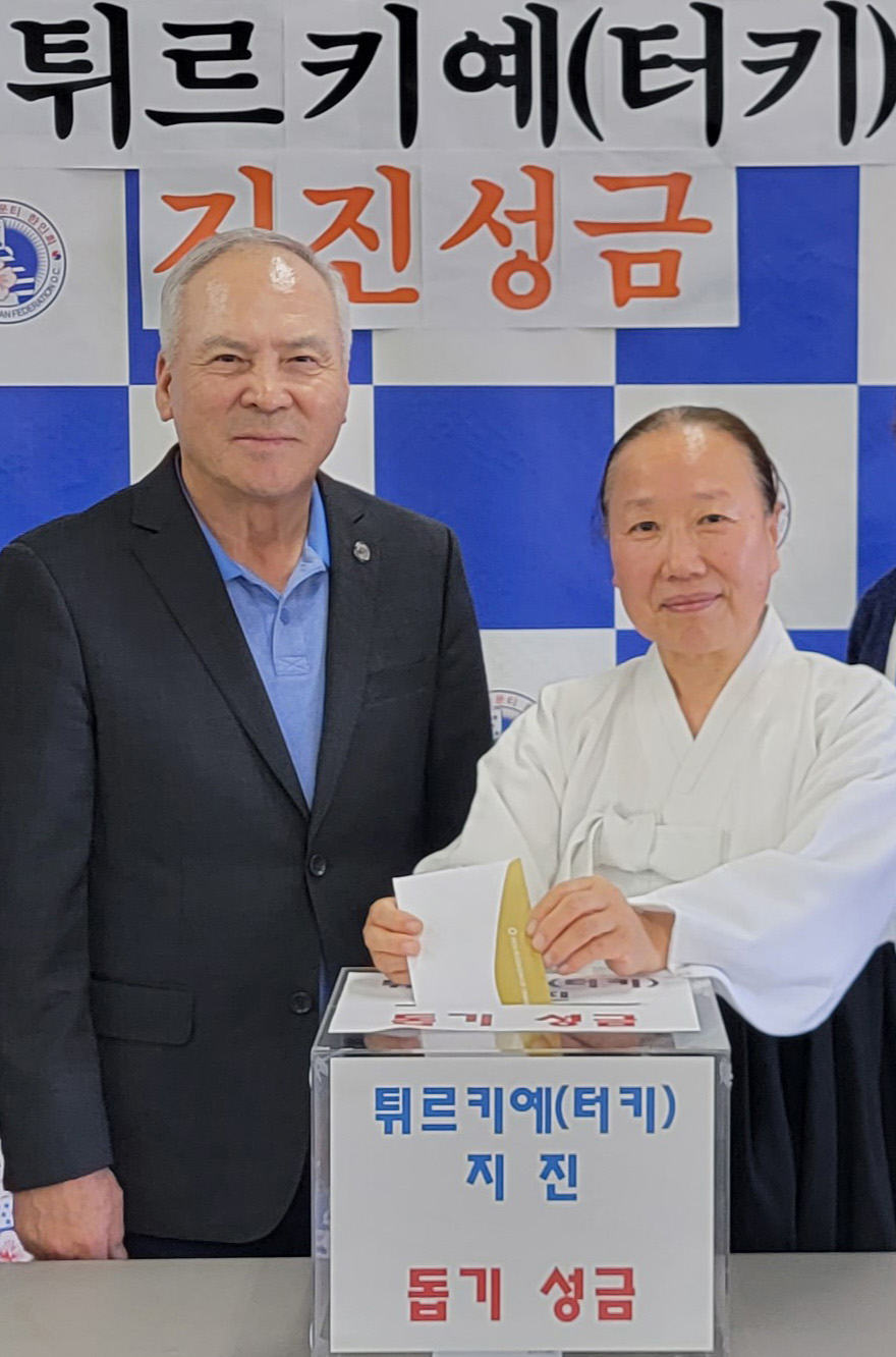 이정길(오른쪽) 원불교 OC교당 교무가 조봉남 한인회장이 지켜보는 가운데 성금을 기부함에 넣고 있다. [한인회 제공] 