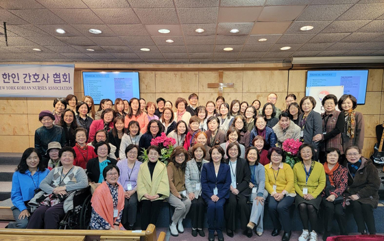 대뉴욕한인간호사협회가 지난 18일 퀸즈 플러싱 뉴욕순복음연합교회에서 제40회 정기총회를 갖고 제22대 회장으로 박현숙씨를 만장일치로 선출했다. 이날 75명이 참석한 정기총회에는 신임·전임회장 이·취임식, 회칙 검토·감사 선출·2022년 사업보고와 2023년 사업계획 발표 등이 이뤄졌다. [대뉴욕한인간호사협회]