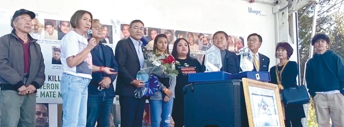 가주한미식품상총연합(CA KAGRO·회장 김중칠)이 지난 18일 프레드 로버츠 레크리에이션 센터에서 열린 제16회 지역사회 박람회에서 지역사회에 기여한 공로를 인정받아 공로패를 수여 받았다. 이날 박람회엔 캐런 배스 LA시장과 뉴튼 경찰서 경찰들을 비롯해 지역 주민 1000여 명 이상이 참석했다. 김중칠(왼쪽에서 네 번째) 회장이 협회 이사들과 함께 공로패를 받았다. KAGRO는 10년 동안 매년 12월 장학생을 선발해 장학 증서와 장학금을 전달하고 있다.  [CA KAGRO 제공]